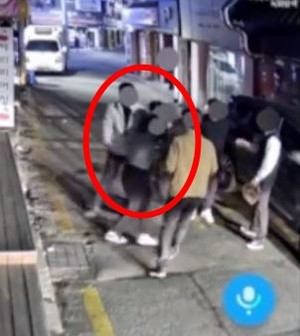 "머리 잘못 움켜쥔 것"…천호 막창집 점장, &apos;성추행 의혹&apos; 반박→CCTV 공개