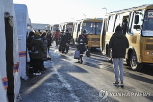 러시아 침공 공포에 떠는 우크라이나 피란길 행렬…"행선지 모른 채 기차로, 버스로"