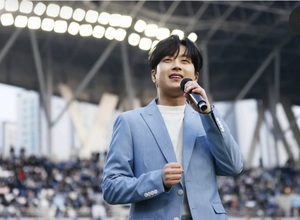 &apos;무대 휘어잡는 장악력&apos; 이찬원, 대구 FC창단 20주년 기념 하프타임 축하공연서 매력 &apos;폭발&apos;