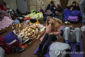 러시아 침공에 우크라이나 지상은 필사의 탈출행렬…지하엔 대피소 대혼란