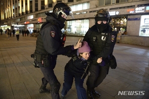 "푸틴은 살인자"…러시아 전역 반전 시위 격화 중 참가자 2692명 체포