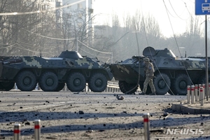 러시아군 수도 키예프봉쇄, 러시아 주력부대 공격 임박…우크라이나, 39시간 통행금지와 지하 대피령