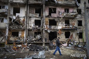 AP통신·CNN "러시아軍, 우크라이나 수도 키예프봉쇄"…우크라이나 보건부 "2차 세계대전 이후 최대의 희생자가 발생"