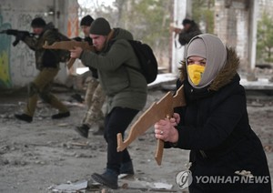 NYT "러시아軍 공격에 우크라이나 민간인 망치·칼 들고 &apos;결사항전&apos; 다짐"…화염병 직접 제조하며 &apos;시가전&apos; 갈수록 군수물자 부족해져