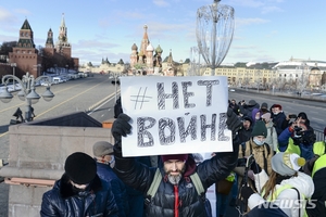 [러시아 우크라이나 침공] 러시아 전국서 나흘째 반전시위…6천여명 체포돼