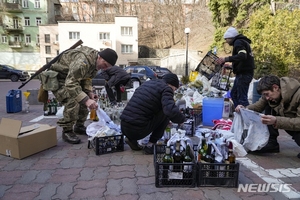 [러시아 우크라이나 침공] 러시아군, 수도 키예프서 후퇴…대중교통·식료품점 운영 재개