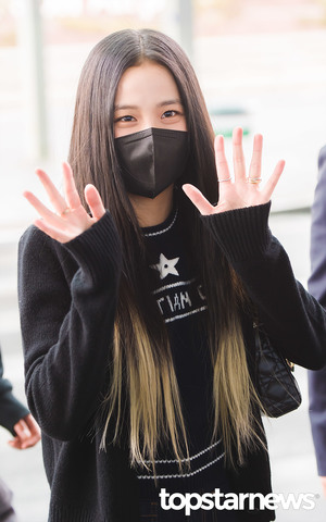 [HD포토] 블랙핑크(BLACKPINK) 지수, ‘블링크 만나서 행복츄’ (출국 공항패션)