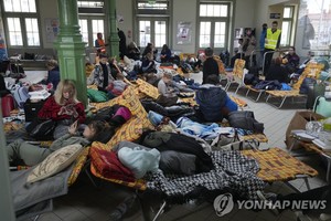 [러시아 우크라이나 침공] 유엔 "피란민 83만명…유럽 금세기 최대 난민 위기"