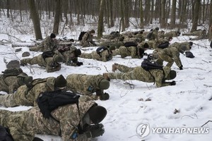 [러시아 우크라이나 침공] 한국인 수십명 &apos;외인부대&apos; 자원 문의…외교부 "우크라이나, 여행금지구역으로 입국시 처벌"