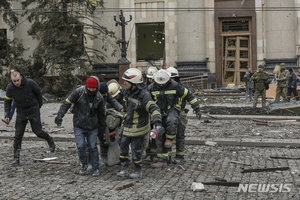 [러시아 우크라이나 침공] 하르키우 시장 "러군, 민간인 죽이려 의도적으로 거주지 공격"