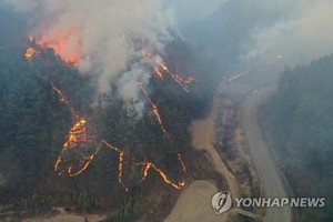 바람 방향 변해 울진삼척 산불 다시 남하, 헬기 57대·진화 인력 3천85명 투입…"일몰까지 주불 제압"