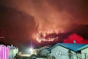 [동해안 산불] 강원 진화 나흘째 총력전…바람 &apos;뚝&apos; 주불 제압 기회, 헬기 42대·5천명 투입(강원·경북 산불)