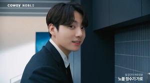 "만인의 남편상♥" 방탄소년단 정국 &apos;코웨이&apos;서 흡입력 넘치는 눈빛X스마트·지적·황홀·젠틀 한도 초과 매력 ..매혹적 도시남 자태