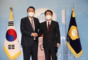 현직 변호사 "윤석열과 단일화로 정신적 충격" 안철수 상대 손배소