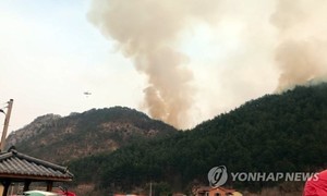 [동해안 산불] 일몰 후에도 헬기 띄웠지만…강원 나흘째 야간진화(강원·경북 산불 진화)