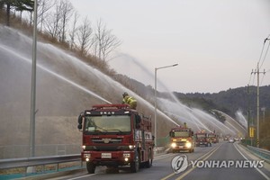 진화율 70%…"금강송 군락지 밤에 다시 불길 진입, 진화"(경북 울진·삼척 산불)