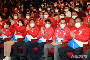 국민의힘, 출구조사 발표에 &apos;박수 뒤 침묵&apos;…10% 내외 승리 예측했는데 박빙에 &apos;정적&apos;