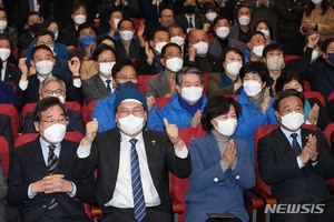 여야, 출구조사 결과에 상반된 표정…민주 &apos;고무&apos;·국힘 &apos;정적&apos;·정의 &apos;침통&apos;