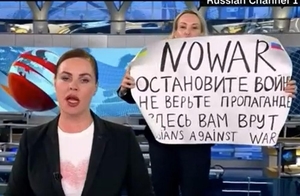 러 국영TV 뉴스 중 "전쟁 멈춰" 난입 시위(러시아 우크라이나 전쟁)