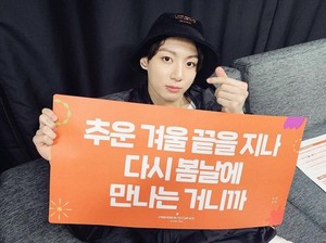 방탄소년단 정국 "정말 행복했습니다:) ㅜㅜ" 사랑스러운 손하트로 전한 소감...공연 후에도 청초·청량미X잘생쁨 미남 비주얼