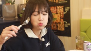 “개인적으로 치밥을”…유튜버 쯔양, 치킨 4마리→치즈볼 먹방 공개