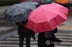 [날씨] 내일 전국에 &apos;태풍급&apos; 폭우·강풍…서울·수도권 20~70㎜ 쏟아져