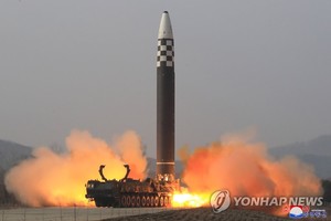 북한, ICBM 화성-17형 발사…김정은 "미국과 장기대결 철저준비"