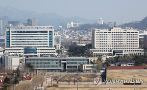 "윤석열 집무실 용산 이전, 반대 53.8% vs 찬성 40.6%"(한국리서치)