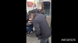 "경찰 빽 있다" 지하철서 60대 휴대폰 폭행한 20대 여성 구속