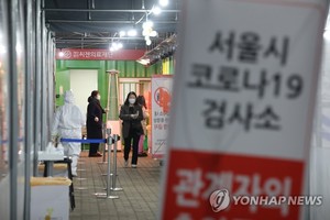 코로나19 확진자 33만9514명, 5만여명 감소…김총리 "고비 넘고 있다"