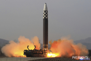"북한, 화성-17형 폭발때 평양에 파편 비 쏟아졌다"
