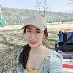 "주말 날씨 너무 좋았다"…&apos;주진모♥&apos; 민혜연, 봄 맞아 깜짝 노출?
