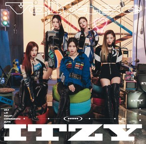 ITZY, 일본 싱글 1집 &apos;Voltage&apos; 정식 발매! 글로벌 행보 기대 ‘현지 팬심 정조준’