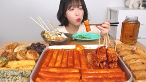 “소소하게 먹어보겠다”…유튜버 쯔양, 가래떡 떡볶이→유부롤 먹방 공개