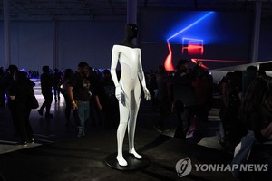 머스크 "테슬라, 내년 키 173㎝ 휴머노이드로봇 버전1 생산…풍요의 시대 온다"