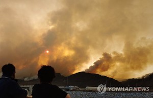 양구 송청리 &apos;산불 3단계&apos; 격상…야간 진화체제 전환