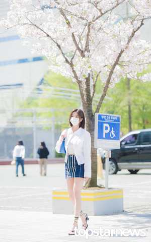 [HD포토] 권은비, ‘아름다운 벚꽃 비주얼’ (두시탈출 컬투쇼 출근길)