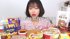 “매운 맛이 안 사라져”…유튜버 쯔양, 편의점 신메뉴 먹방 도전