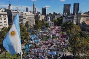 아르헨티나 연 55% &apos;살인적인&apos; 물가 상승…"못살겠다" 시위도