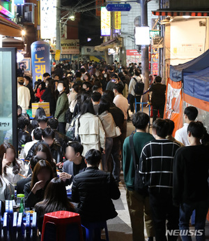 &apos;불금&apos;의 귀환…거리두기 해제 소식에 서울 도심 인파 북적