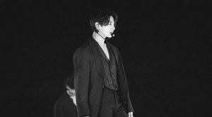 "모든 순간이 레전드 걸작♥" 방탄소년단 정국 美콘서트 흑백 사진 공개 &apos;본투비 싱어&apos; 포스→고혹·몽환 &apos;영찢&apos; 남신..&apos;황홀함 절정&apos;