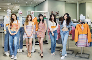 있지(ITZY), 청량 美 가득한 H&M 스토어 깜짝 방문