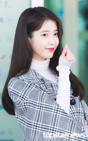 "3년 만에…" 아이유(IU), 하반기 &apos;우리금융&apos; 콘서트 나서나?