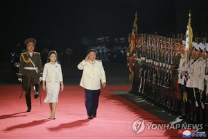 북한 리설주, 열병식에서도 &apos;퍼스트레이디&apos; 존재감 과시…대화 가능한 정상 국가 이미지 표출