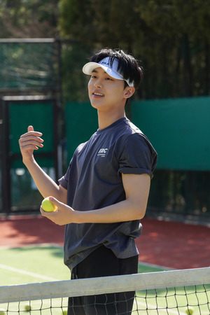 최현욱, 싱그러운 청춘 매력 발산! 핫한 테니스웨어 완벽 소화 ‘훈훈 미소+태평양 어깨 포착’