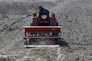 농기계·곡물·건축자재까지 훔쳐 가는 러군(러시아 우크라이나 침공)