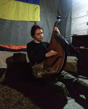 최후 항전지 아조우스탈서 총을 들고 국가 부른 우크라 20대 여군(러시아 우크라이나 침공)