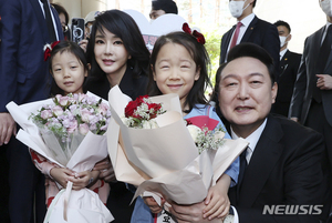 윤석열 대통령, 김건희 여사와 사저서 첫 출근…이웃들 "국민만 바라보세요"