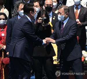 &apos;권력 이양&apos; 윤석열-문재인 악수…취임식 후 문재인 환송은 윤석열·박근혜 환송은 김건희