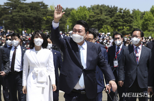 윤석열·김건희 내외, 도보 이동하며 용산 주민들과 일일이 인사